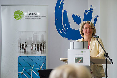 Bild zeigt NRW Wissenschaftsministerin Svenja Schulze bei der Auszeichnungsveranstaltung 2014 am Rednerpult.