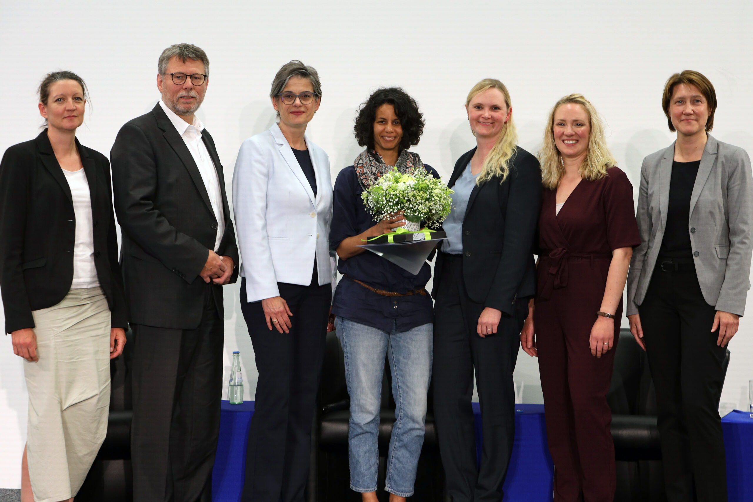 v. l. n. r.: Dr. Andrea Petmecky (Leitung infernum-Geschäftsstelle in Hagen), Prof. Dr.-Ing. Görge Deerberg (Wissenschaftliche Leitung infernum, Fraunhofer UMSICHT), Prof. Dr. Annette Elisabeth Töller (Wissenschaftliche Leitung infernum, FernUniversität in Hagen), Mariam Diagayété (eine der zwei besten Absolventinnen der akademischen Jahre 2019-2022), Laura Oehmigen (Studiengangskoordinatorin, infernum-Geschäftsstelle in Oberhausen), Sara Becker-Schröer (Studiengangskoordinatorin, infernum-Geschäftsstelle in Hagen), Anja Gerstenmeier (Leitung infernum-Geschäftsstelle in Oberhausen); Photo © Ilka Drnovsek